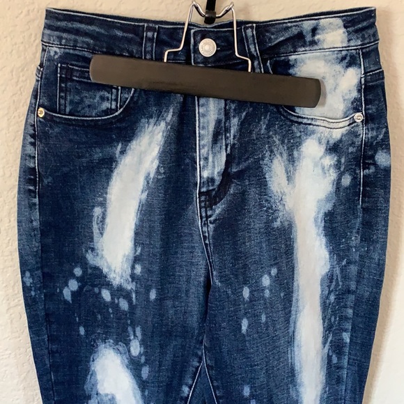 High Waist Bleach-Look Jeans - Picture 3 of 5